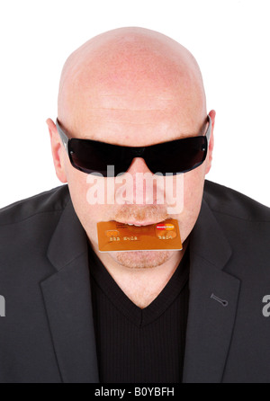 Glatze Mann mit Sonnenbrille und Kreditkarte in Mund geleitet Stockfoto