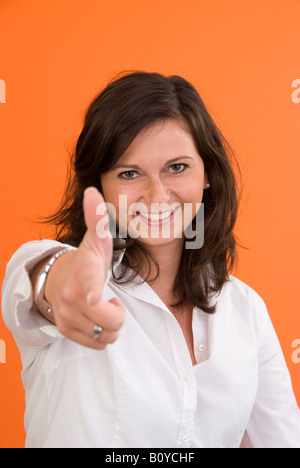 junge Frau zeigt auf etwas Stockfoto