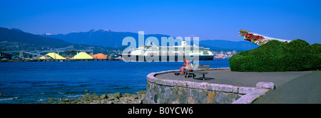 Kreuzfahrtschiff Abfahrt Hafen von Vancouver Hafen vorbei Stanley Park Seawall und North Vancouver British Columbia Kanada Stockfoto