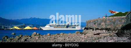 Kreuzfahrtschiff Abfahrt Hafen von Vancouver Hafen vorbei Stanley Park Seawall und North Vancouver British Columbia Kanada Stockfoto