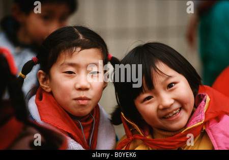 Porträts von zwei Mädchen, China, Chengdu Stockfoto