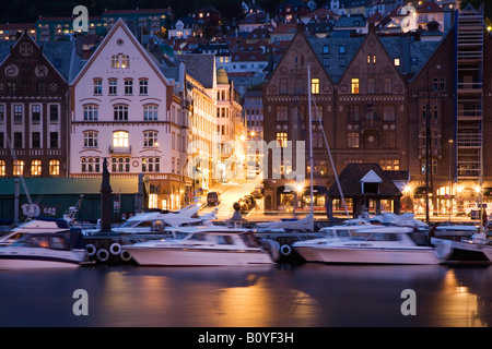 Norwegen, Bergen, Altstadt, Hafen bei Nacht Stockfoto