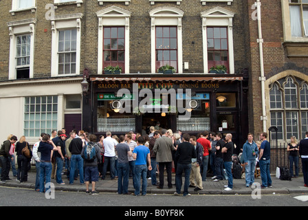 Menschen trinken auf der Straße vor The Cow Pub in Westbourne Park Road, Notting Hill, London England UK Stockfoto