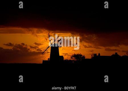 Cley Dorf und Windmühle auf der North Norfolk Küste bei Sonnenuntergang Stockfoto