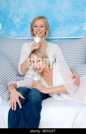 Zwei blonde Frauen trinken Milchkaffee, Porträt Stockfoto