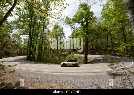 MINI Cooper S Rundung eine Kurve auf einer kurvigen Landstraße Stockfoto