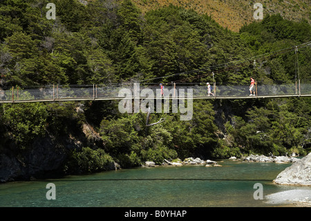 Familie auf Fußgängerbrücke über Greenstone River in der Nähe von Lake Wakatipu Südinsel Neuseeland Stockfoto