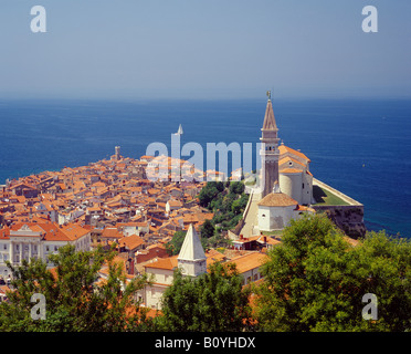 Piran, Slowenien Primorska. Blick auf die Stadt zeigt die und Cathedral of St. George, Stolna Cerkev Sv Jurija. Stockfoto