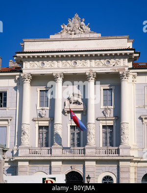 Das Rathaus mit slowenischen Flagge fliegen, Piran, Primorska, Slowenien. Stockfoto