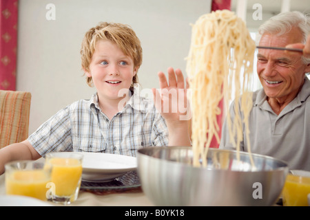 Familie nehmen Mittagessen zu Hause Stockfoto