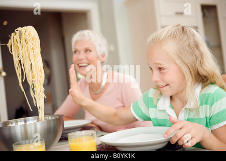 Familie zu Hause zu Mittag Stockfoto