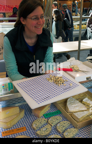 Französische Käse Sorten an Old Spitalfields Market, London Stockfoto