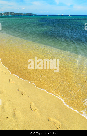Fußabdrücke auf dem goldenen Sand von Pampelonne Beach in der Nähe von St. Tropez an der französischen Riviera Stockfoto