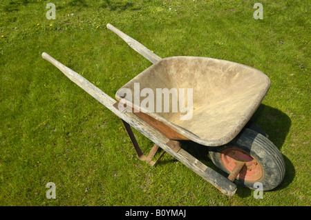 Leere Schubkarre Stockfoto