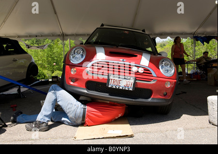 Mechaniker arbeiten unter einen MINI Cooper S bei MINIs auf der Dragon-2008 Stockfoto