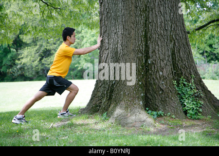 Junger Mann Strecken im Freien, Washington, District Of Columbia, USA, MR-5-19-08-1 Stockfoto