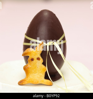 Schokoladen-Osterei und Osterhase Stockfoto