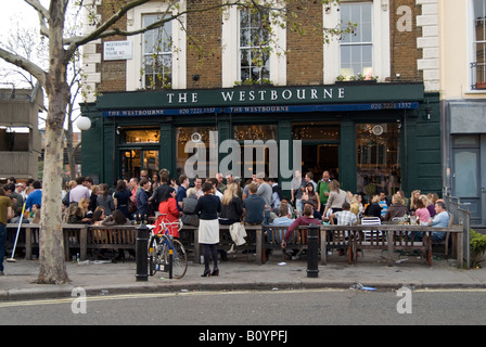 Menschen trinken auf der Straße vor der Westbourne Pub in Westbourne Park Road, Notting Hill, London, England, UK Stockfoto