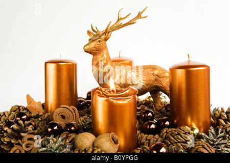 Adventskranz, Kerzen, Hirsch Figur Stockfoto