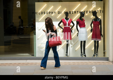 Stilvolle Frau einkaufen in Sloane Street, Knightsbridge, London England UK Stockfoto