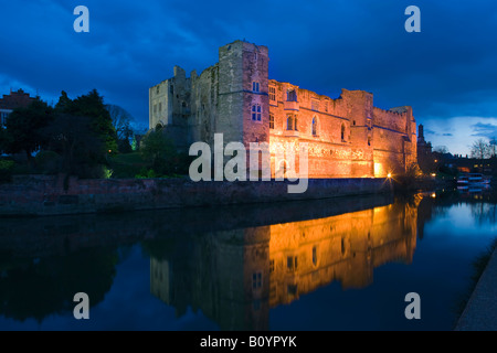 Newark Castle Fluss Trent Newark Nottinghamshire England in der Dämmerung Stockfoto