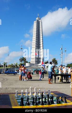 Schachtisch in der Plaza De La Revolucion Havanna im Hintergrund ist die Gedenkstätte Jos Marti Stockfoto