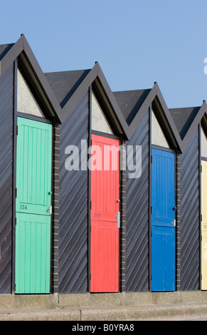 Farbige Strand Hütte Türen bei Lowestoft Stockfoto