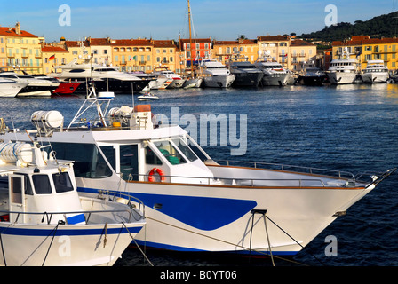 Luxus-Boote verankert in St. Tropez an der französischen Riviera Stockfoto