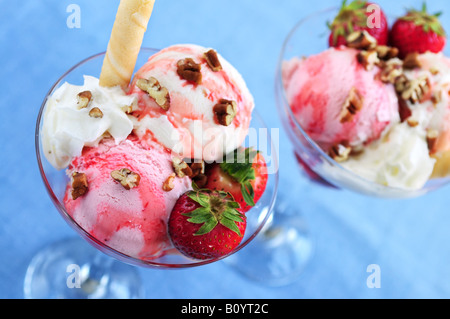 Erdbeer Eisbecher mit frischen Erdbeeren und Walnüssen Stockfoto