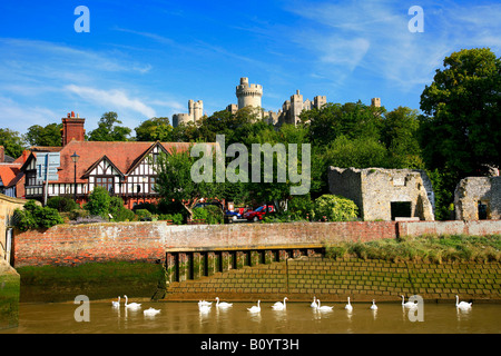 Blauen Himmel Sommer Sonnenaufgang Fluss Arun Brücke und Schloss Arundel West Sussex England Großbritannien UK Stockfoto