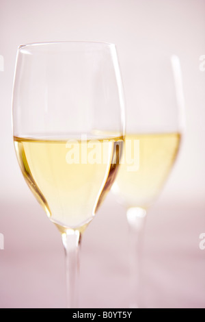 In zwei Gläser Weißwein Stockfoto