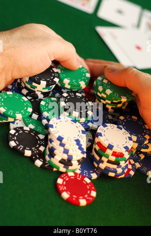 Poker-Spieler einen großen Stapel Chips Rechen Stockfoto