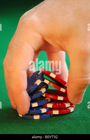 Hautnah am Mann s Hand tun ein Baccara Chip Trick Shuffle Stockfoto