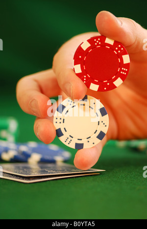 Hautnah am Mann s Hand tun ein Baccara Chip Trick wirbeln Stockfoto