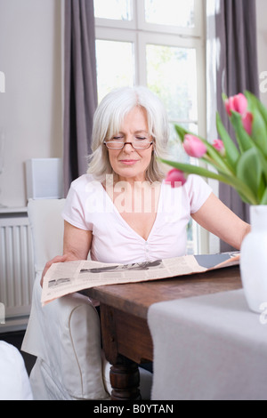 Ältere Frau lesen Zeitung, portrait Stockfoto