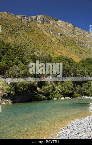 Familie auf Fußgängerbrücke über Greenstone Fluss Greenstone Track Greenstone Valley in der Nähe von Lake Wakatipu Südinsel Neuseeland Stockfoto