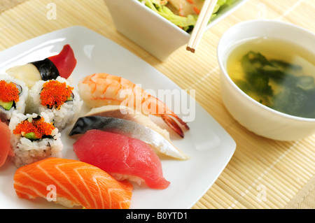Sushi Lunch mit Miso Suppe und grüner Salat Stockfoto