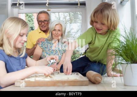 Großeltern und Enkel (8-9) in der Küche, Porträt Stockfoto
