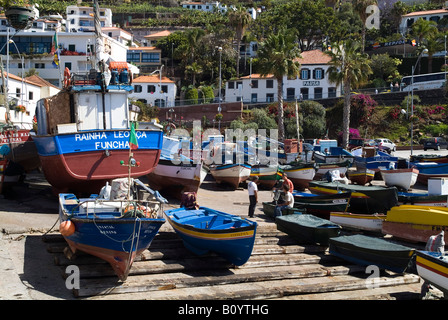 dh CAMARA DE LOBOS MADEIRA Bunte Fischerboote wurden auf dem Hafen von Slipway-Booten befahren Stockfoto