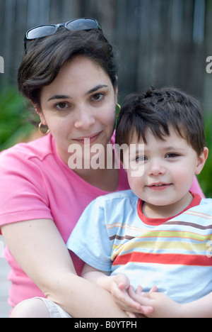 Dreißig Jahre alte Puerto-Ricanischen Mutter und zwei und eine Hälfte Jahr alt Sohn posieren für Foto im Hinterhof Stockfoto