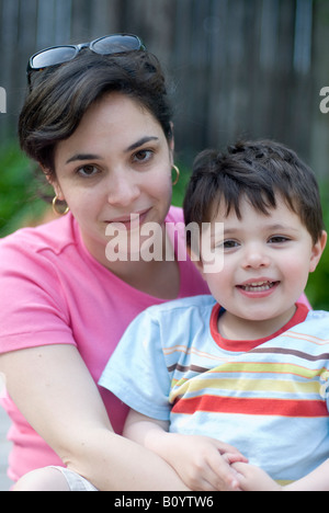 Dreißig Jahre alte Puerto-Ricanischen Mutter und zwei und eine Hälfte Jahr alt Sohn posieren für Foto im Hinterhof Stockfoto