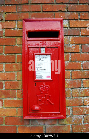 Viktorianischer Briefkasten, High Street, Tring, Hertfordshire, England, Vereinigtes Königreich Stockfoto