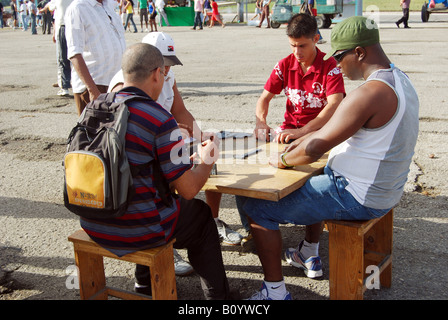 Männer spielen Domino in der Plaza De La Revolucion-Havanna Stockfoto