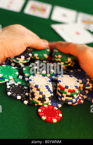 Poker-Spieler einen großen Stapel Chips Rechen Stockfoto