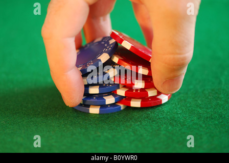 Hautnah am Mann s Hand tun ein Baccara Chip Trick Shuffle Stockfoto