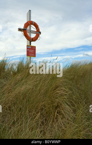 Rettungsring am Kreuz geformten stehen St. Aidan s Dünen gemeinsame Northumberland UK Stockfoto