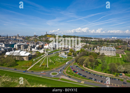 Blick auf Our Dynamic Earth (links) das schottische Parlament (Mitte) Calton Hill (hinten) und Palace of Holyroodhouse (R) Edinburgh Stockfoto