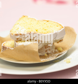 Kuchen mit Puderzucker bestreuen Stockfoto