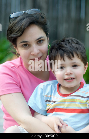 Dreißig Jahre alte Puerto-Ricanischen Mutter und zwei und eine Hälfte Jahr alt Sohn posieren für Foto im Hinterhof Stockfoto