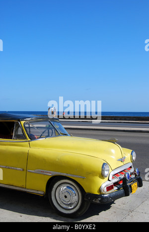 1950er Jahre amerikanisches Auto auf den Malecon Havanna s berühmten Deich Stockfoto